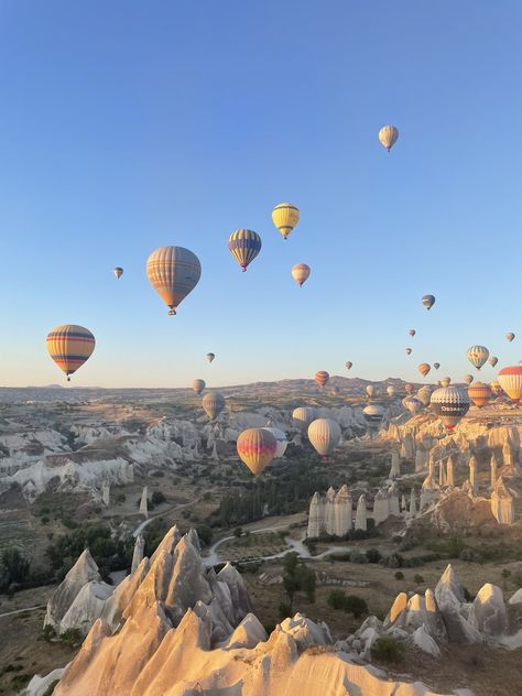 Incredible views in Cappadocia, Türkiye. Sunrise hot air balloon ride, will hold a place in my heart forever 💗 Marrakesh Hot Air Balloon, Morocco Hot Air Balloon, Hot Air Balloon Date, Cappadocia Hot Air Balloon, Cappadocia Balloon, Gap Year Travel, Desert Aesthetic, Hot Air Balloon Ride, Dream Dates