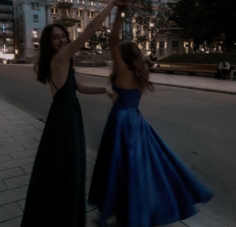 Prom Pics Poses, Fancy Dress Picture Ideas, Prom Best Friends, Night Prom Pictures, After Prom Aesthetic, Prom Photos Aesthetic Friends, Prom Friends Aesthetic, Prom Insta Pics, Cool Prom Poses