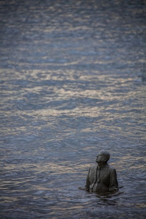 The Rising Tide (2015) Thames foreshore, Vauxhall embankment, Central London. The Rising Tide depicts a series of working horses with riders on the banks of the River Thames in Central London. Jason Decaires Taylor, Suited Men, Underwater Sculpture, Urban Intervention, Rising Tide, Scuba Gear, Picture Places, Work Horses, River Thames