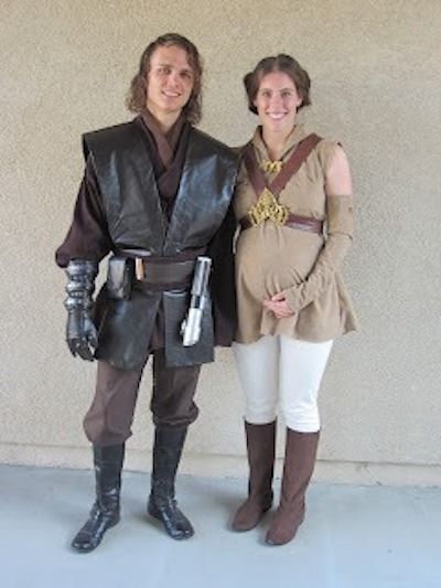 Get ready to rock your bump this Halloween with these fun pregnancy costumes. From DIY craft costumes to easy maternity costumes you can buy and wear, these maternity Halloween costumes will show off your bump and make you so cute it's scary! Anakin And Padme Costume, Padme Costume Diy, Anakin Costume, Padme Costume, Partner Costumes, Cosplay Couple, Pregnancy Costumes, Couples Cosplay, Duo Costumes