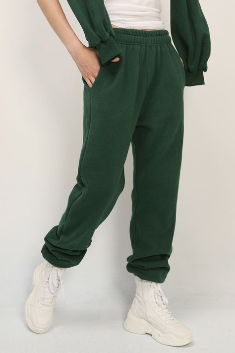 Dark Green Sweatpants Outfit, Dark Green Sweatpants, Green Sweatpants Outfit, Luxe Aesthetic, Green Sweatpants, Green Joggers, Sweatpants Outfit, Winter Fits, Stylish Dress Designs