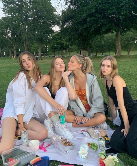 Pose For Group Photos, Making Friends In College, Friends In College, Make Friends In College, 4 Best Friends, Girl Friendship, Supportive Friends, Best Friends Aesthetic, Girl Squad