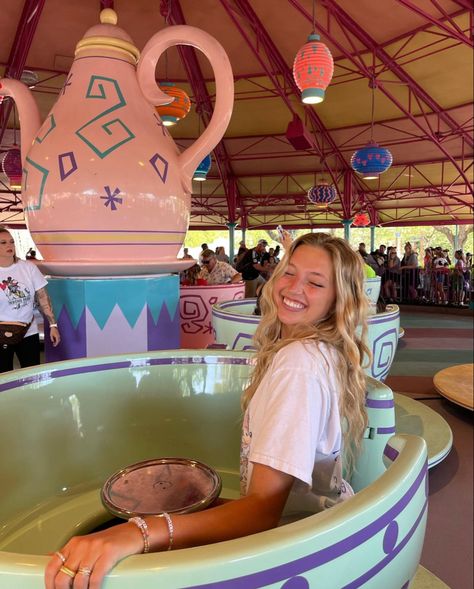 Disneyland Anaheim Food, Disney Birthday Pictures, Disney World Merch, Disney Asthetics Photos, Walt Disney World Aesthetic, Cute Disney Fits, Disneyworld Pictures, Greta Wilson, Disney Poses