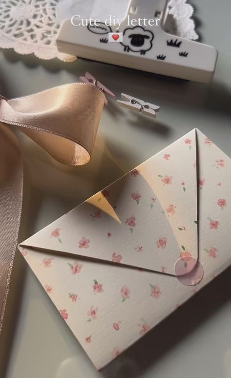 DIY cute letters Paper For Letters Aesthetic, How To Make Aesthetic Envolpes, How To Make Letter Cover Diy, Diy Vintage Letter Ideas, Coquette Crafts Diy, Letter Envelope Ideas, Aesthetic Vintage Letter, Diy Letters For Boyfriend, How To Make An Envelope Out Of Paper