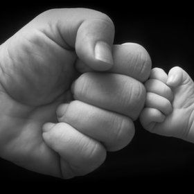 Fist bump, Father & Son Photo Bb, Foto Newborn, Baby Fotografie, Fist Bump, Poses Photo, Foto Baby, Foto Tips, Newborn Shoot, Shooting Photo
