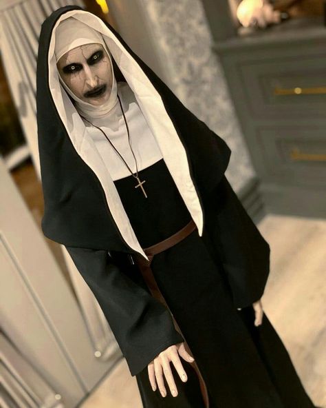 The Nun Halloween Decorations, The Nun Valak Costume, Creepy Nun Costume, Scary Nun Halloween Costumes, Annabell Halloween Costumes, Nun Cosplay Aesthetic, The Nun Makeup Tutorial, The Nun Halloween Costume, Nun Halloween Costumes Makeup