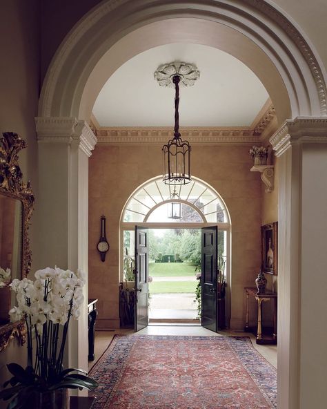 House & Garden Magazine on Instagram: “Bighton House is a fine late-Regency property that sits at ease in the Hampshire landscape, with harmonious interiors by Philip Hooper…” Georgian House Exterior, Harmony In Interior Design, Grand Hallway, Regency Interior, Regency House, Antique Dining Chairs, Contemporary Curtains, Georgian House, Popular Decor