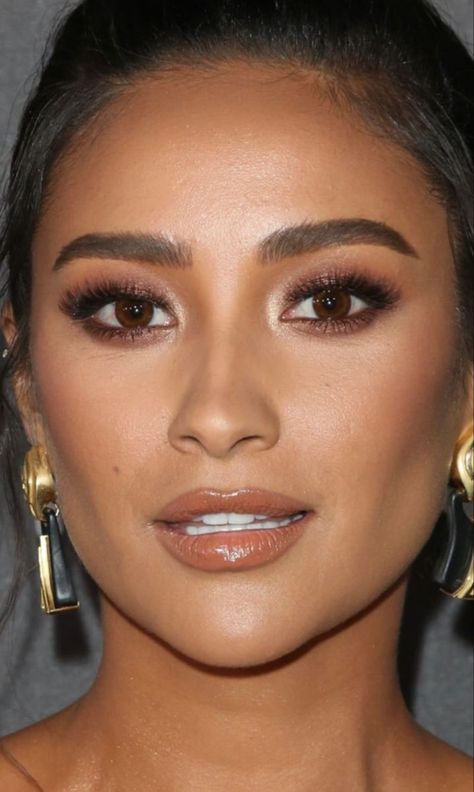 Shay Mitchell Smokey Eye, Shay Mitchell Eye Makeup, Dark Skin Tone Makeup Looks, Make Up For Autumn Skin Tone, Shay Mitchell Face, Shay Mitchell No Makeup, Dinner Makeup Look For Dark Skin, Shay Mitchell Makeup Wedding, Shay Mitchell Makeup Looks