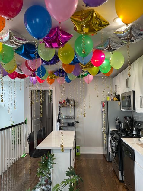 Birthday Deck Decorations, Bday House Decorations, 21st House Party Ideas Decorations, Party Inside House Ideas, Small Birthday Get Together Ideas, Pregame Decorations, Rooftop Bday Party Ideas, Birthday Pregame Ideas, Apartment Birthday Decorations For Him