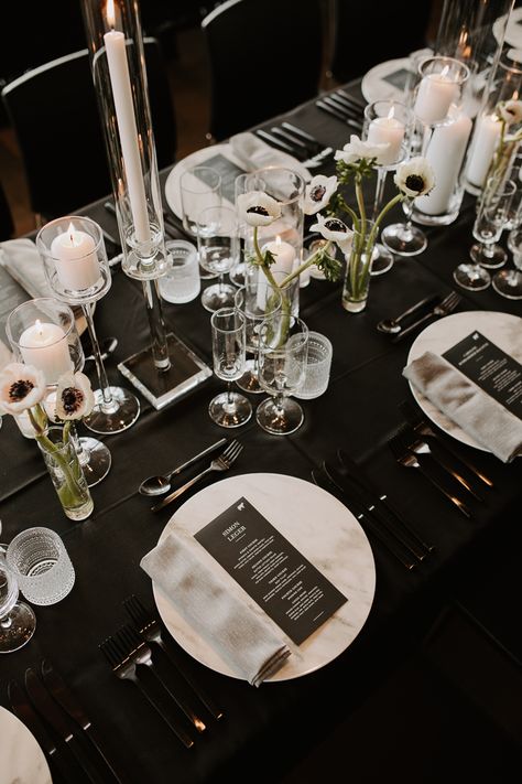Minimal and Modern Wedding Tablescape | Image by Jennifer See Studios Black Tablecloth White Plates, Black On Black Tablescape, Black Silver Table Setting, Black Linen White Plate Wedding, Wedding Black Table Setting, Modern Black And White Tablescape, Black And White Party Decorations Diy, Simple Black And White Table Setting, Black Wedding Tablescape
