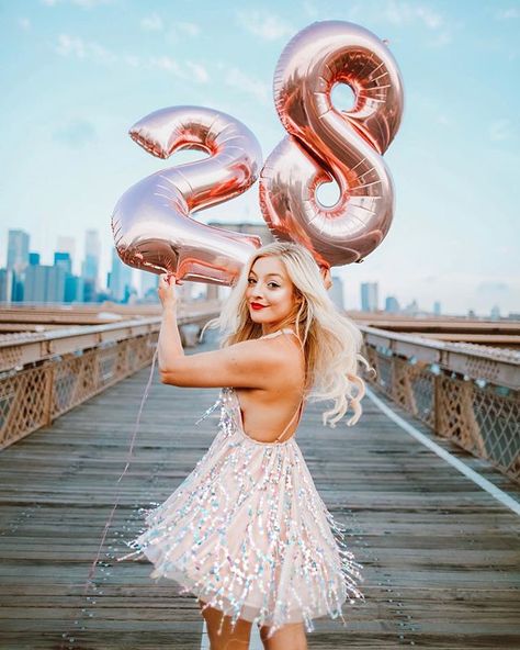28 & thriving Poses With Balloons Birthday Photos, Outdoor Birthday Photoshoot Women, Number Balloons Photoshoot, Birthday Balloons Pictures, Balloon Pictures, Baby Fotografie, Birthday Goals, Cute Birthday Pictures, 21st Birthday Photoshoot