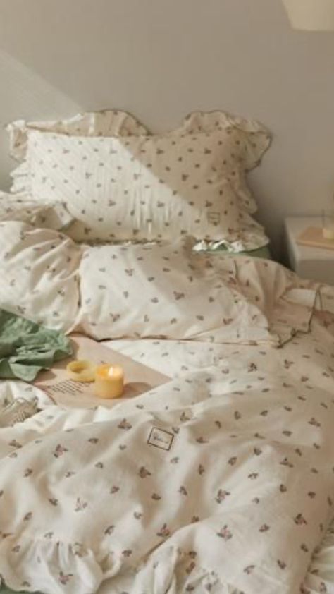 Vintage Flower Bedding, Queen Bed Set Up, Neutral Bedding With Pop Of Color Green, Cottage Core Bed Set, Cream And Sage Bedding, Aesthetic Bed Set Up, Cute Bedspreads Aesthetic, Bedroom Sage Green Bedding, White Pink And Green Bedroom