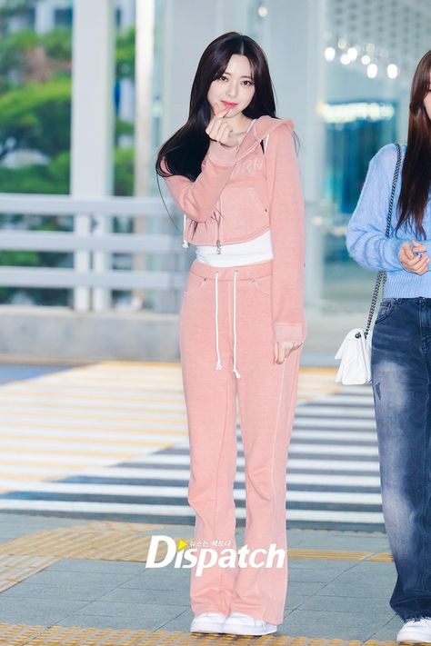 At the airport going to Bangkok 060423 Kpop Idol Airport Outfit, Kpop Idols Airport, Kpop Airport Outfits, Airport Outfit Kpop, Kpop Idol Airport Fashion, Kpop Airport Fashion, Celebrity Outfits Casual, Airport Kpop, Shin Yuna Itzy