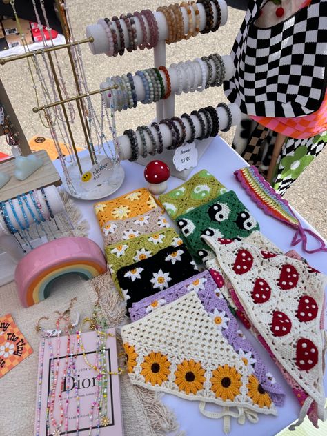 Crochet Fair Ideas, Crochet Vendor Booth Ideas, Crochet For Market Stall, Crochet Craft Fair Table Set Up, Vendor Booth Display Ideas Crochet, Farmers Market Display Crochet, How To Display Crochet Items Craft Fairs, Craft Show Aesthetic, Easy Crochet Market Ideas