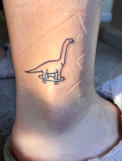 So incredibly happy how my new tattoo turned out!! Its my favorite dinosaur on a skateboard because why not 🤷🏽‍♀️🥰 Dinosaur Skateboarding Tattoo, Dinosaur On Skateboard Tattoo, Dino On Skateboard, Brontosaurus Tattoo, Brachiosaurus Tattoo, Dinosaur On Skateboard, Dinosaur On A Skateboard, Skateboarding Tattoo, Dino Tattoo