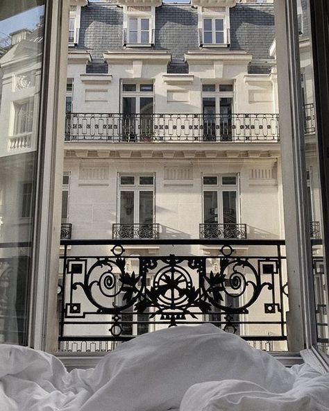 I hope you’ll learn to love yourselves these days 🦋 Arquitectura Wallpaper, City Morning, Rum Inspo, Paris Dream, Parisian Life, Living In Europe, Living In Paris, Dream Apartment, City Aesthetic