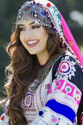 Afghan woman in traditional dress Afghan Beauty Women, Beau Hijab, Afghan Women, Afghani Clothes, Balochi Dress, Pakistani Women, Afghan Girl, Afghan Jewelry, Afghan Fashion