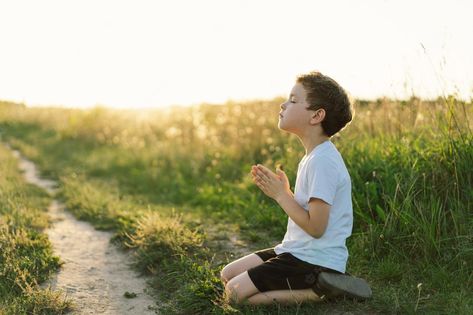 Premium Photo | Boy closed her eyes and praying in a field at sunset hands folded in prayer concept for faith spirituality and religion Kids Praying To God, Praying Photo, Field At Sunset, Classroom Background, Photo Boy, Children Praying, Bible Images, Jesus Christ Art, Praying Hands