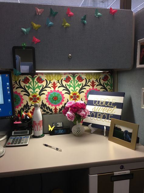 Love this Waverly fabric pinned over the fabric covered walls! Also love the origami butterflies from post its Diy Cubicle Decor, Diy Cubicle, Cute Cubicle, Work Cubicle Decor, Cubicle Organization, Cubical Decor, Cubicle Accessories, Cube Decor, Cubicle Office