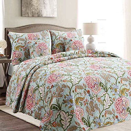 Bring a charming cottage feel to your bedroom decor with this quilt set. This quilt set serves as a beautiful focal point in your bedroom or guest room. This cotton quilt set is reversible so that you can quickly and easily change the look of your room. This exquisite colorful floral quilt with its blooming camellias in red coral various leaf foliage on a sage green background will bring a pop of color to any room. Offering breath taking pops of tropical colors in a floral garden setting creatin King Quilt Bedding, Lodge Bedding, Floral Bedspread, Cotton Quilt Set, King Size Quilt, King Bedding Sets, Crib Bedding Sets, Coverlet Set, Bedding Stores