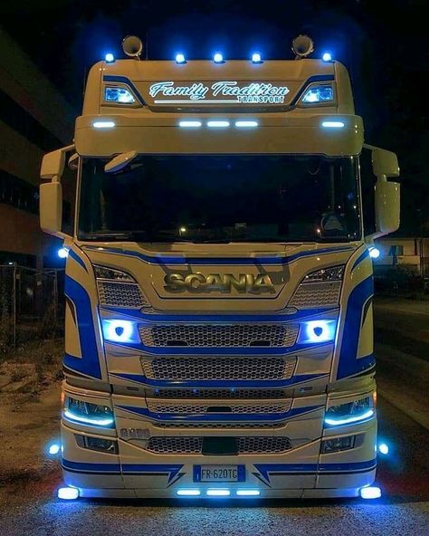 Truk Besar, Video Call With Boyfriend Screen Photo, Customised Trucks, Truck Driver Gifts, Cute Spanish Quotes, Scania V8, Fotografi Alam Semula Jadi, Volvo Trucks, Big Rig Trucks