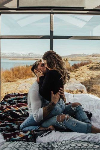 One Year Anniversary, Wild Couple Photoshoot, Romantic Photoshoot, Romantic Couples Photography, Shotting Photo, Couples Intimate, Couple Picture Poses, Romantic Photos, Photo Couple