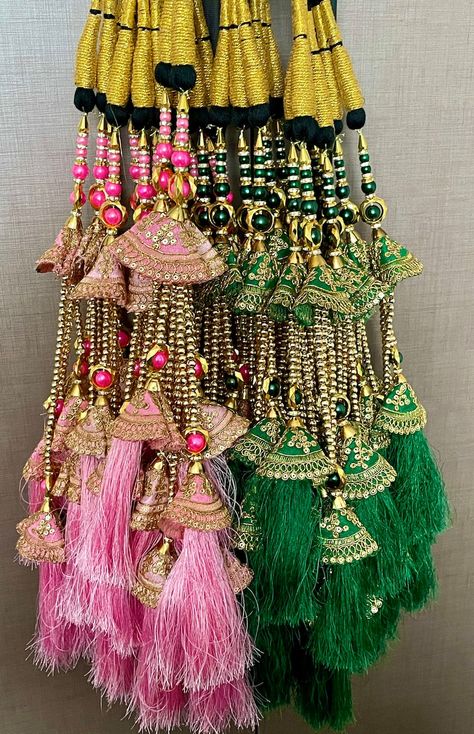 Wedding Themes, Punjabi Paranda, Tassels Fashion Clothing, Diamond Finger Ring, Saree Tassels Designs, Hair Style Vedio, Hand Harness, Modern Folk Art, Saree Tassels