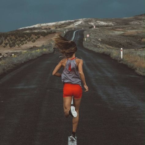 runners globe // solo time Foto Sport, Motivație Fitness, Running Photography, Benefits Of Running, Gym Aesthetic, Fitness Photoshoot, Fitness Ideas, Middle Of Nowhere, Sport Outfit