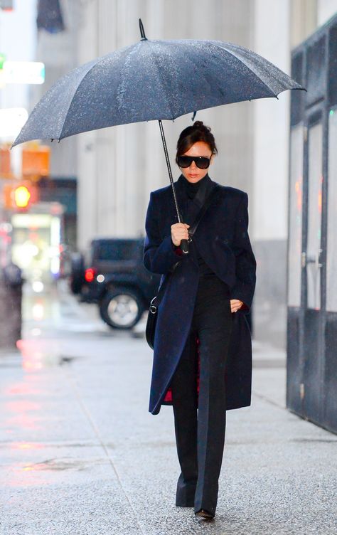 These 12 Rainy-Day Outfit Ideas Prove That Style Is 100% Waterproof Rainy Weather Outfits, Rainy Day Outfit Winter, Cold Rainy Day Outfit, College Outfits Cold Weather, Rainy Day Outfit For School, Cute Rainy Day Outfits, Rainy Day Outfit For Work, College Outfits Spring, Rain Outfit