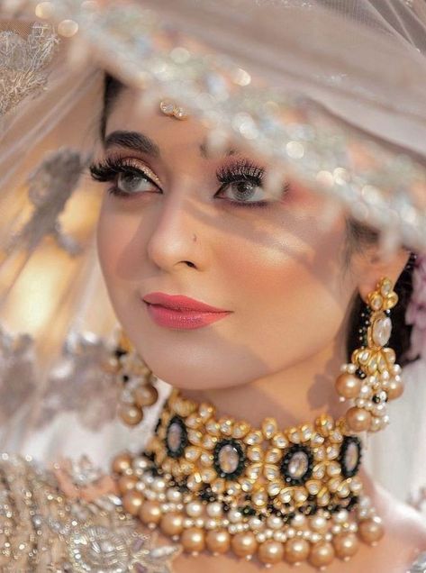 Pakistani Brides Pakistani Bridal Hairstyles, Long Bridal Hair, Pengantin India, Bridal Portrait Poses, Pakistani Bridal Makeup, Bridal Makeup Images, Indian Bridal Photos, Bridal Photography Poses, Bride Photography Poses