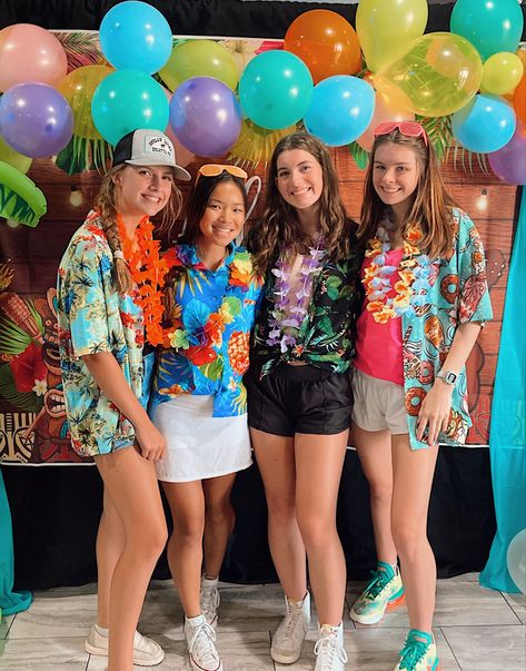 Hawaiian Themes Clothes, Cute Luau Party Outfit, Aloha Dance Outfits, Hawaiian Hoco Outfit, Pool Party Student Section Theme, Hawaiian Hoco Theme Outfit, Paradise Theme Party Outfit, Hawaiian Party Costume, Hawian Themed Outfits For School