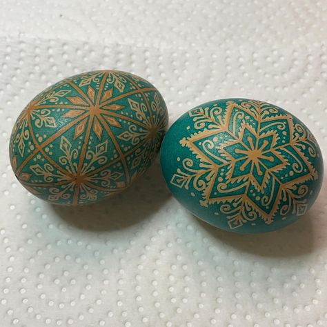 Cristina on Instagram: “Officially obsessed. #letitsnow #pysanky #pysanka #christmasgifts” Pysanky Designs, Pysanky Eggs Pattern, Ukrainian Eggs, Easter Egg Art, Pysanky Eggs, Ukrainian Easter Eggs, Brown Eggs, Byzantine Art, Egg Art