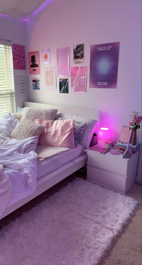 Room Painting Wall Ideas, Pink Clean Room Aesthetic, Ikea Room Aesthetic, Preppy Bedroom Wallpaper, Chair Bedroom Ideas, Cozy Pink Room, Bedrooms Pink, Hobby Aesthetic, Redo Room