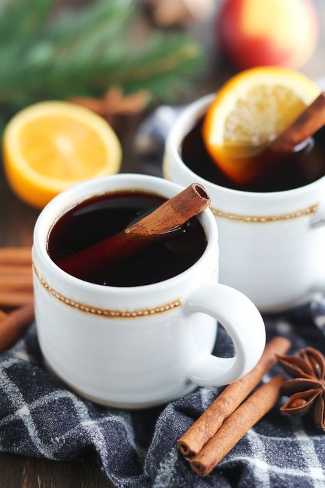 Two mugs of mulled wine with cinnamon sticks and orange slices. Holiday Side Dishes Christmas, Easy Mulled Wine, Stuffing Balls Recipe, Easy Holiday Side Dishes, Mulled Wine Recipe, Homemade Apple Butter, Spiced Drinks, Wine Recipe, Mixed Berry Smoothie