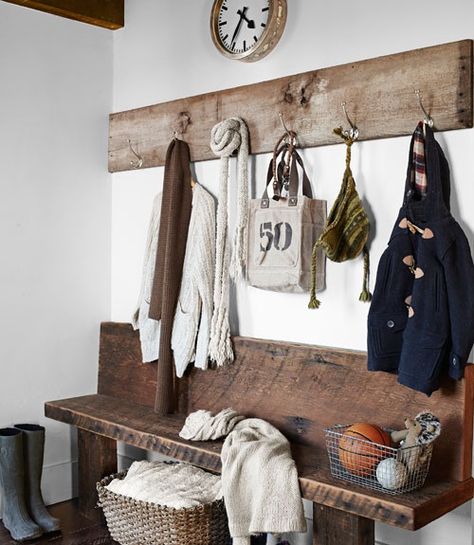 rustic entryway. Simple rustic bench with a rustic board with hooks. So simple and cozy! Fredrikstad, Vstupná Hala, Decoration Hall, Rustic Entry, Koti Diy, Entryway Coat Rack, Rustic Entryway, Diy Casa, Boot Room