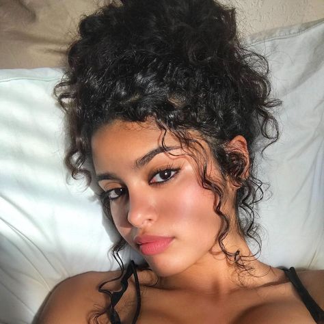 Sara H on Instagram: “Dreamy 💭” Curly Hair Latina, Curly Hair Beauty, Natural Curls Hairstyles, Curly Girl Hairstyles, Asian Hair, Curly Girl, Curly Wigs, Curled Hairstyles