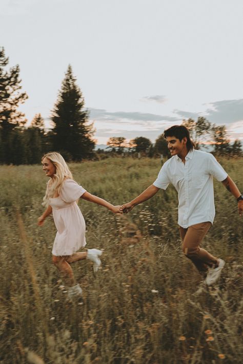 Spring Field Couples Photoshoot, Flower Field Couples Photoshoot, Grass Couple Photoshoot, Grassy Field Photoshoot Couple, Hillside Photoshoot, Flower Field Engagement Photoshoot, Couples In Flower Field, Engagement Photos Meadow, Meadow Photoshoot Couple