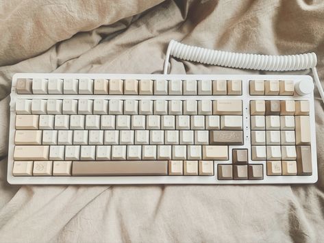 Brown Mechanical Keyboard, Gaming Setup Keyboard, Brown Keyboard Aesthetic, Aesthetic Mechanical Keyboard, Cream Keyboard, Creamy Keyboard, Keycaps Aesthetic, Mechanical Keyboard Aesthetic, Cute Keyboards