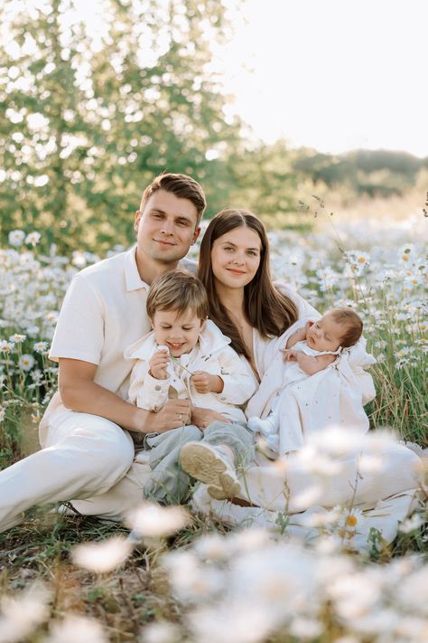 Family Flower Photoshoot, Family Pictures Field, Family Nature Photoshoot, Family Spring Photoshoot, Cottagecore Family, Photoshoot In Nature, Family Posing Ideas, Shooting Photo Famille, Family Session Poses