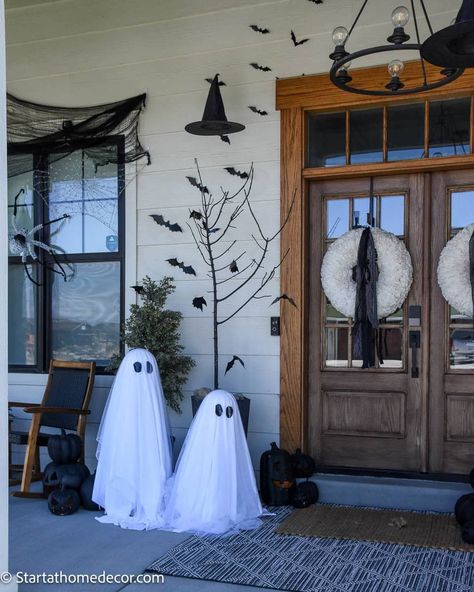 Trick Or Treat Porch Ideas, Diy Halloween Decorations Porch, Halloween Column Decor, Outdoor Halloween Diy, Diy Halloween Porch Decor, Front Porch Halloween Decor, Diy Halloween Porch, Thanksgiving Porch, Halloween Porch Decor