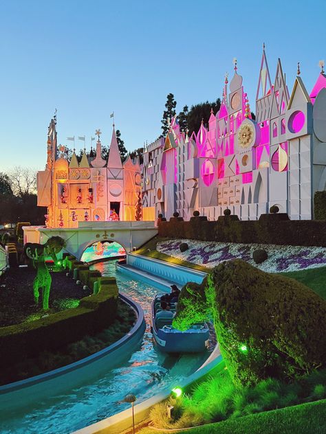 Los Angeles, Fantasy Land Disneyland, Disneyland Rides Aesthetic, Disneyland Trip Aesthetic, Disneyland Aesthetic California, Disneyland California Aesthetic, Disneyland California Rides, Disney Parks Aesthetic, Disneyland Hotel California