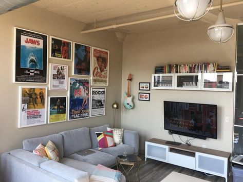 Movie Posters Living Room Decor, Movie Posters In Living Room, Movie Poster Decor Living Room, Movie Poster Living Room, Bed Cinema, Movie Poster Wall Decor, Ideas Decoracion Salon, Deco Cinema, Movie Posters Decor