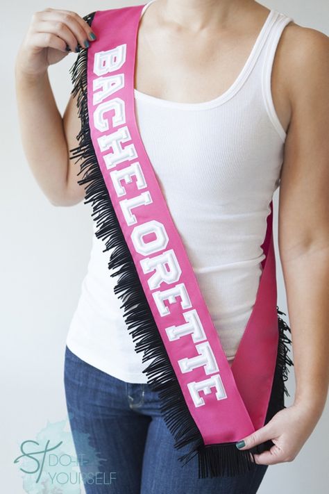 #DIYwedding ~ don't settle for the half-plastic bachelorette sashes that they sell in the store when you can easily make a cute one like this! Click through for all the instructions!!! #diy #bachelorette Diy Bachelorette, Bachelorette Party Unique, Bachelorette Diy, Miami Bachelorette Party, Bachelorette Party Sash, Bachelorette Sash, Birthday Sash, Awesome Bachelorette Party, Diy Bachelorette Party