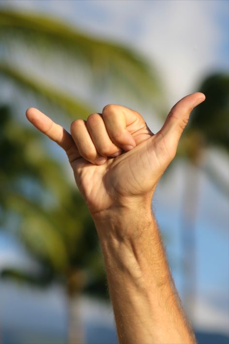 Originating in Hawaiʻi, the shaka sign, also known as the ‘hang loose’ gesture, has evolved into many variations. Hang Loose Hand, Shaka Sign, Hawaiian People, Hawaii Magazine, Hawaiian Music, Copy Cats, Aloha Vibes, Hawaiian Culture, Hawaii Life