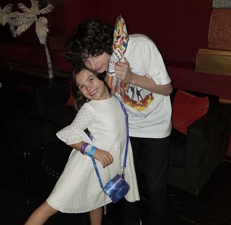 Brooklynn Prince and Finn Wolfhard Skater Boi, Jack Finn, Finn Stranger Things, Stranger Things Kids, Cast Stranger Things, Finn Wolfhard, Girl Falling, Future Boyfriend, Bobby Brown