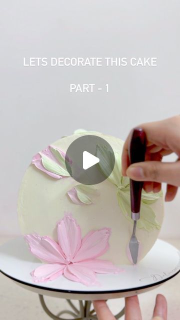 Cake Pallete Flowers, Rose Pistachio Cake Design, Pallet Knife Icing Flowers, How To Paint On A Cake, Painted Flowers On Cake, Cake With Flowers On Side, Painted Flower Cakes, Pallete Knife Cakes, Pallet Knife Flowers Cake