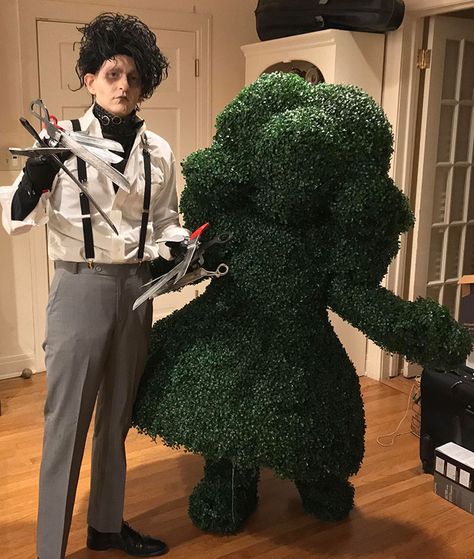 Clever Couple Costumes, Edward Scissorhands Costume, Disfarces Halloween, Meme Costume, Spooky Halloween Costumes, Couples Halloween Outfits, Clever Halloween, Clever Halloween Costumes, Looks Halloween