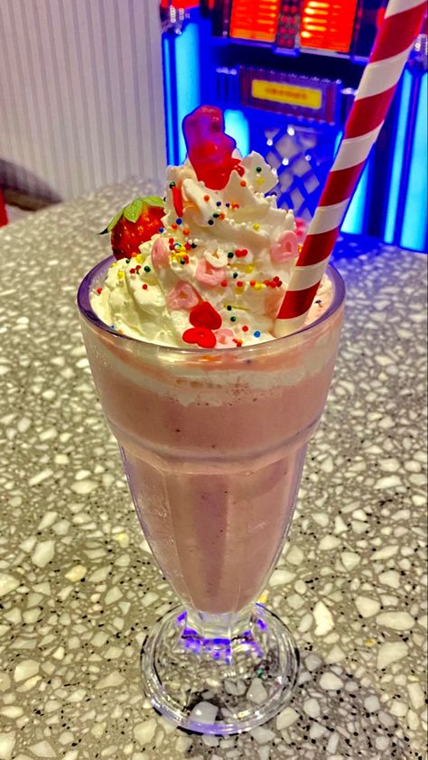 Retro Diner Aesthetic Food, 90s Diner Aesthetic, Milkshake Aesthetic Vintage, Diner Aesthetic Food, 60s Diner Aesthetic, 90s Restaurant Aesthetic, 80s Diner Aesthetic, Restaurant Milkshake, Diner Food 50's