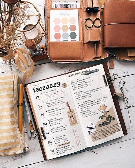 Travelers Notebook Setup, Ferris Wheel Press, Bios Para Instagram, Bullet Journal Notes, Journal Spreads, Planner Obsessed, Bullet Journal Aesthetic, Midori Travelers Notebook, Bullet Journal Books