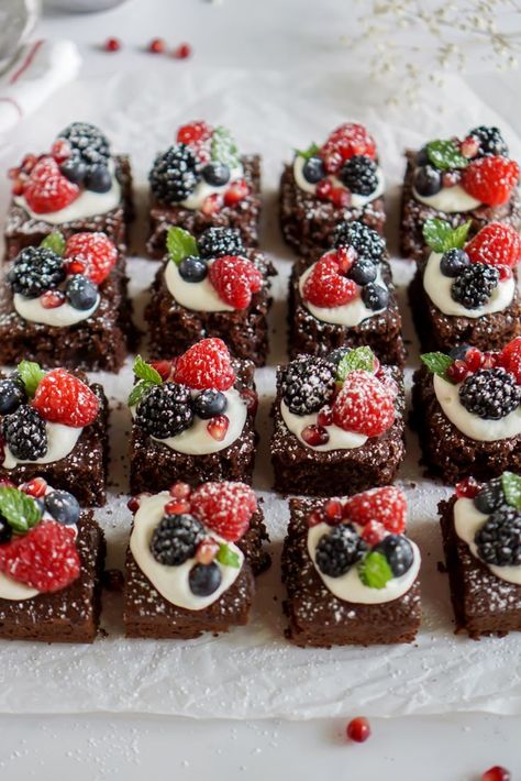 Almond Flour Chocolate Brownies Brownies Serving Ideas, Plated Brownie Dessert, Wedding Brownies Ideas, Fancy Brownies Pretty, Brownies For A Party, Brownie Platter Presentation, Brownie Garnish Ideas, Wedding Brownie Bites, Brownies Desserts Ideas